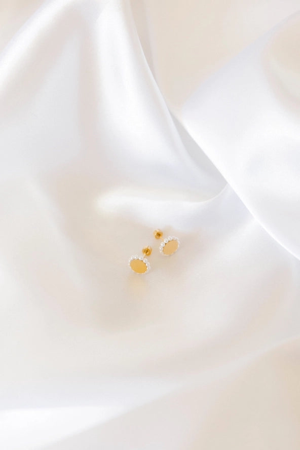 Alice Pearl Screwback Stud Earrings